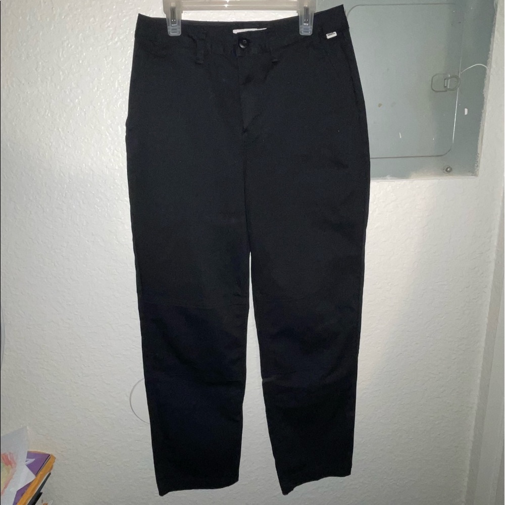 A nice day to day flexible pants and can be paired with anything!
